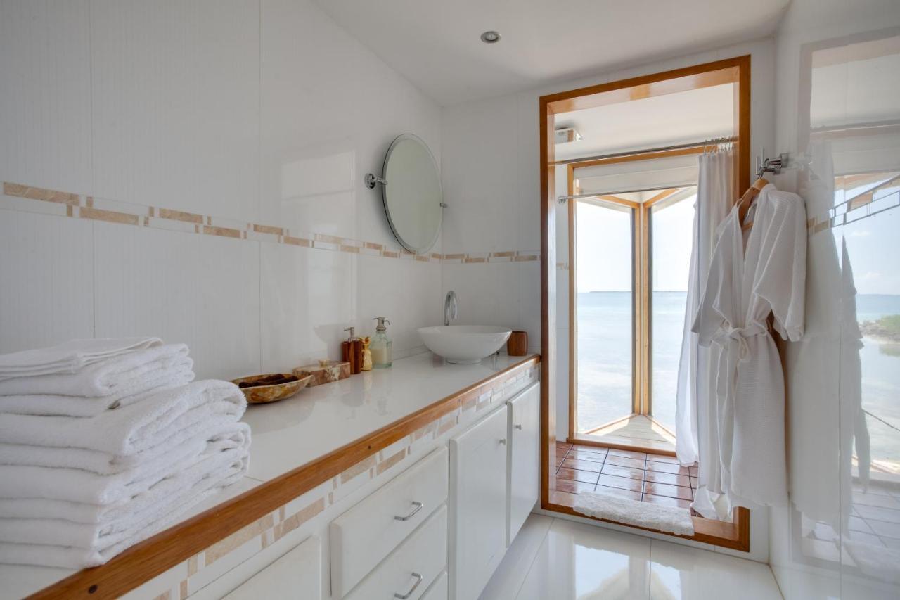 Royal Belize Hotel Thatch Caye Buitenkant foto